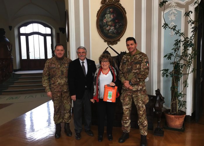 La Presidente del Rotary Club Aosta Josette Ottoz consegna il defibrillatore al Centro Addestramento Alpino