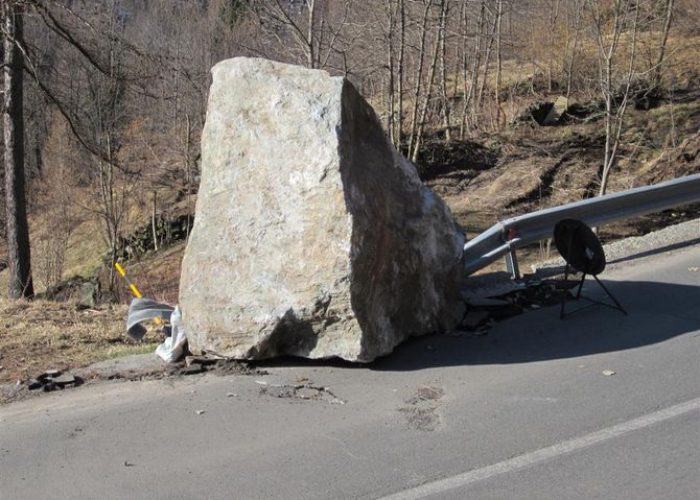 Il masso finito sulla strada di Champorcher