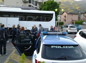 La polstrada controlla il bus di una gita (foto d'archivio).
