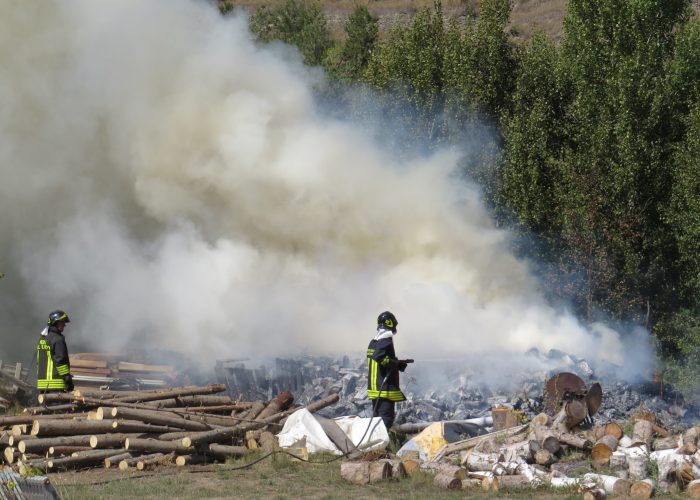 Incendio di una catasta di legno a Villeneuve