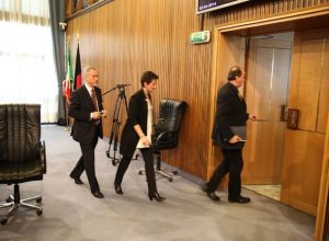 La minoranza abbandona l'aula