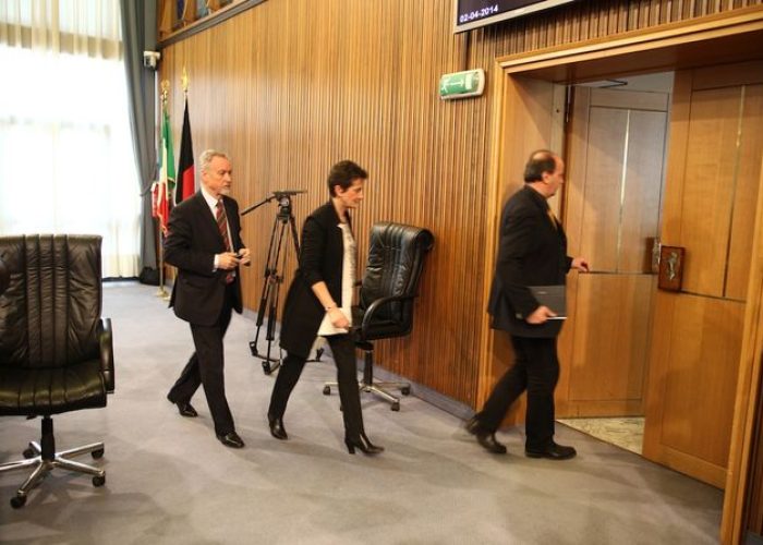 La minoranza abbandona l'aula