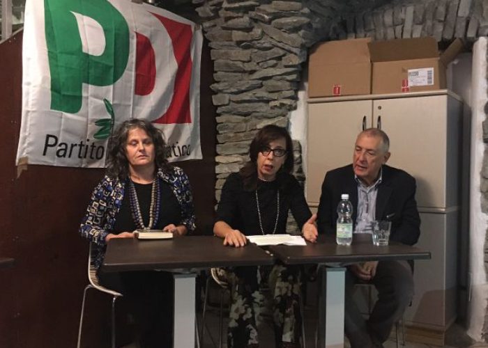 Il candidato alla Segreteria del Pd VdA Giovanni Sandri con, da sinistra Rosanna Pesa e Anita Mombelloni