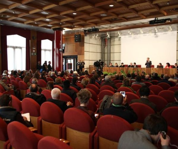 La conf. stampa nel salone della minoranza