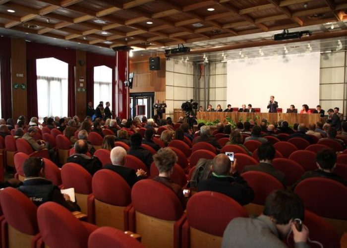 La conf. stampa nel salone della minoranza