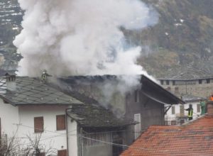L'incendio del tetto dell'abitazione a Villeneuve