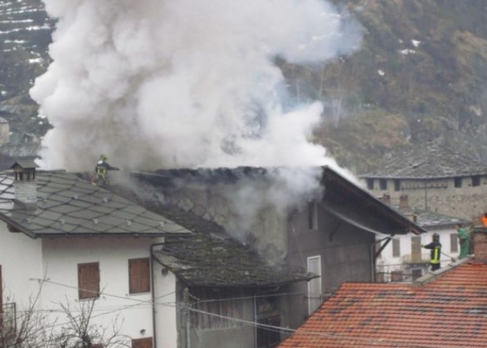 L'incendio del tetto dell'abitazione a Villeneuve