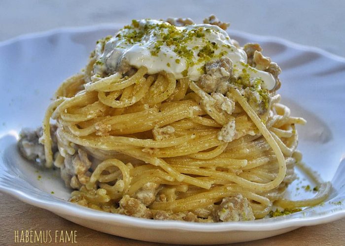 Spaghetti con salsiccia, stracciatella e pistacchi