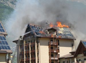 Incendio alle case popolari del quartiere Dora