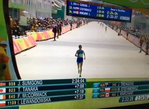 Catherine Bertone all'arrivo della maratona di Rio