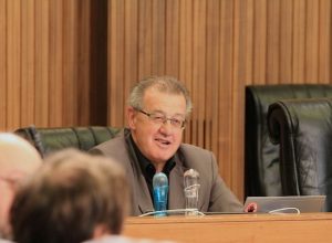 Il consigliere Giuseppe Isabellon sorride alle frecciate della minoranza