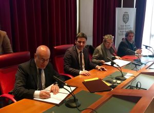 il Questore Pietro Ostuni, il Presidente Laurent Vierin e Silvano Meroi firmano il protocollo