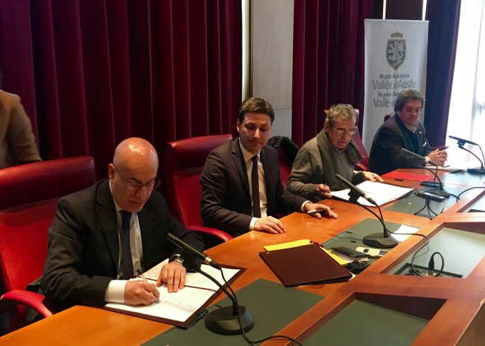 il Questore Pietro Ostuni, il Presidente Laurent Vierin e Silvano Meroi firmano il protocollo