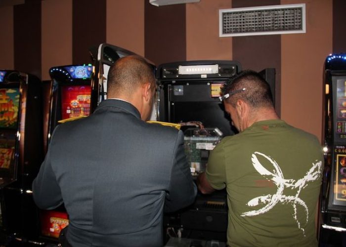 La Guardia di Finanza durante uno dei controlli alle slot machine