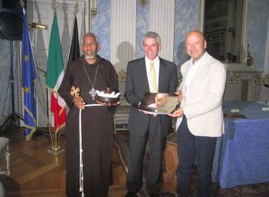 monsignor Mons. Ghebreghiorghis con Ettore Vierin e Nicola Rosset