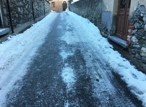 La neve nelle strade del centro di Aosta