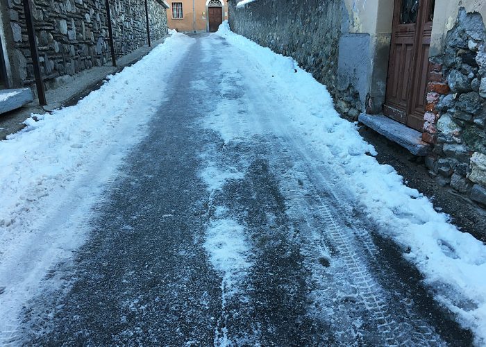 La neve nelle strade del centro di Aosta
