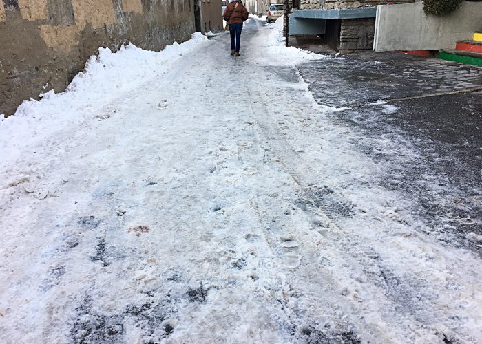 La neve nelle strade del centro di Aosta