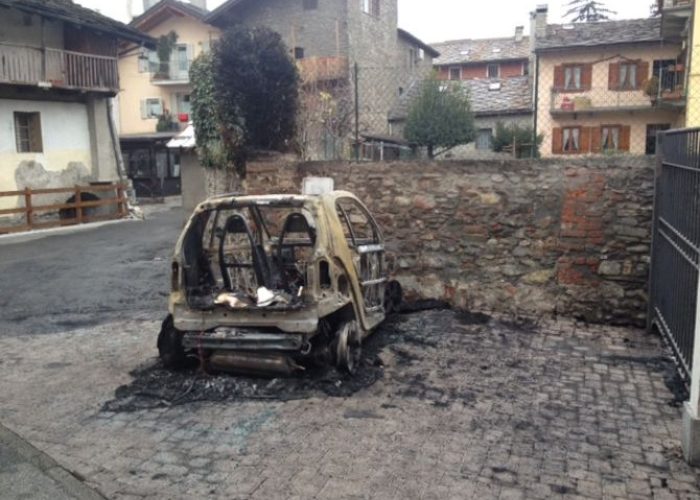 L'auto bruciata nel Passage du Verger