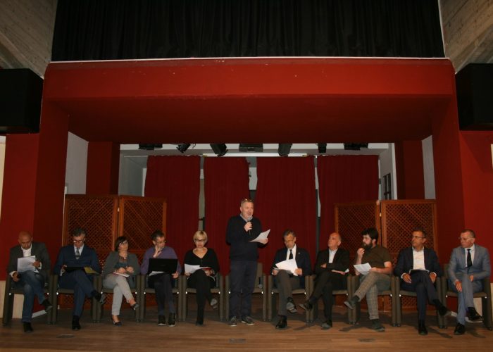 I candidati, con al centro il moderatore, il giornalista Bruno Fracasso