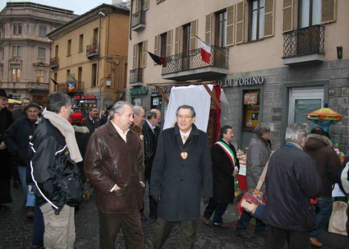 La protesta alla Fiera al passaggio delle autorità