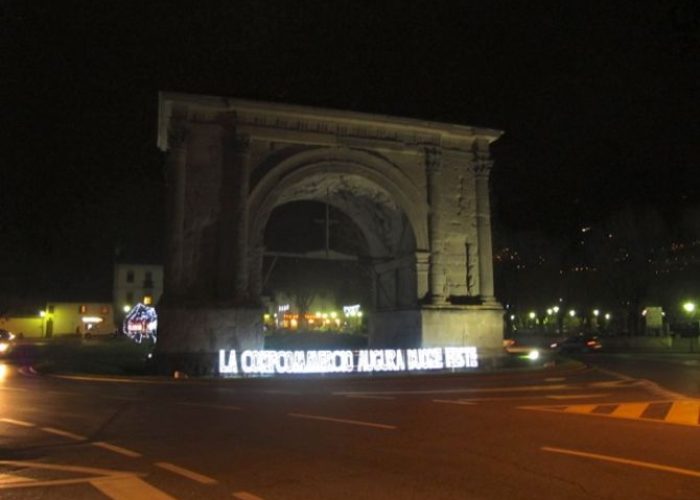 Le scritta luminosa all'Arco di Augusto