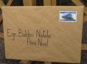 Pendolari stanchi con la lettera a Babbo natale