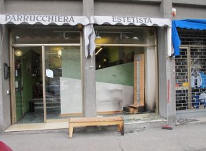 Il negozio in via Vevey colpito dalle molotov