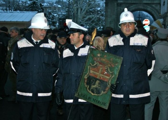 La polizia municipale con lo stendardo "Police du Marché"