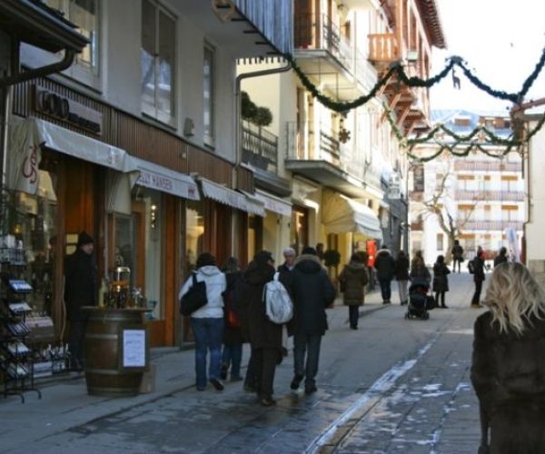 centro courmayeur, turisti, negozi