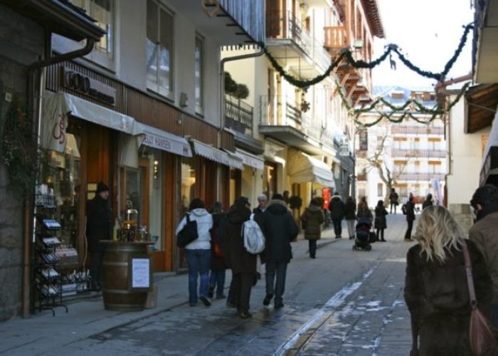 centro courmayeur, turisti, negozi