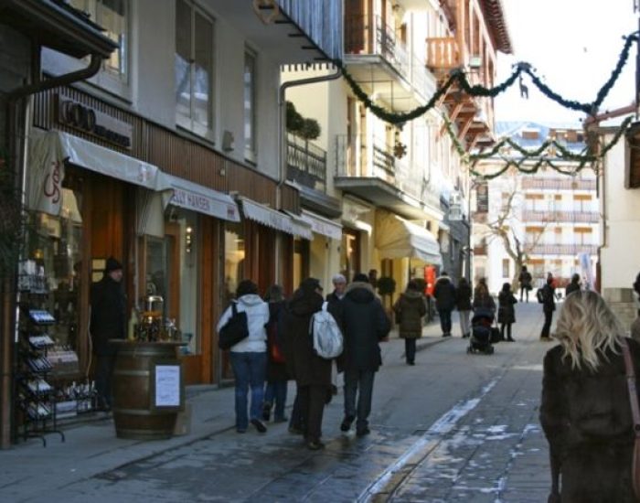centro courmayeur, turisti, negozi