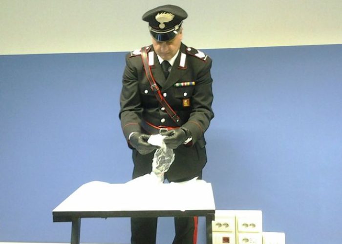 Un carabiniere mostra parte dello stupefacente sequestrato durante l'operazione