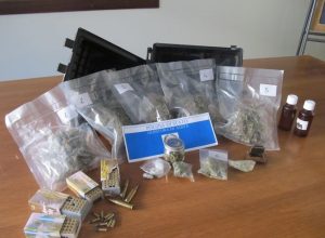 La droga e i proiettili sequestrati