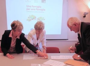 Firma accordo "Una famiglia per una famiglia"