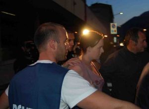 Ina Caterina Remhof all'uscita della Questura