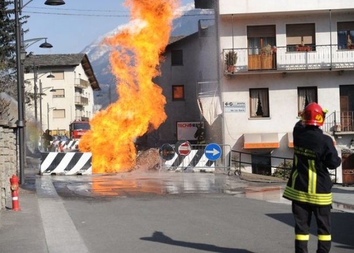 L'incendio che si è sviluppato dai tubi del gas