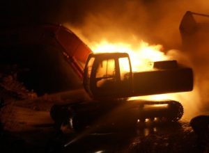 L'incendio che ha interessato i due esccavatori a Nus