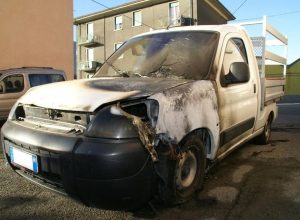 In furgone Berlingo incendiato