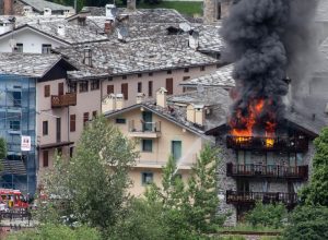 L'incendio scoppiato a Morgex (foto di Filippo Salmè).