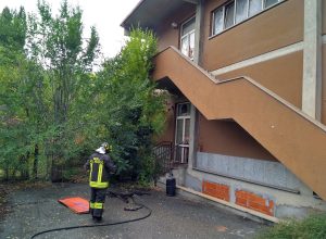 L'incendio nell'ex palestra di via Saint-Martin ad Aosta.