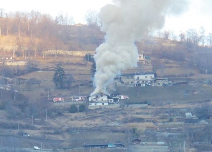 L'incendio sulla collina di Aosta