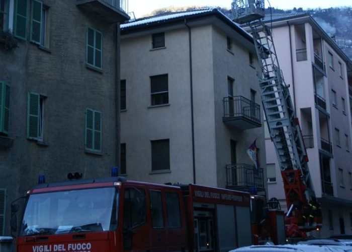L'incendio al Camino di una casa in via Monte Vodice