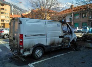 Il furgone Iveco bruciato al quartiere Cogne, ad Aosta