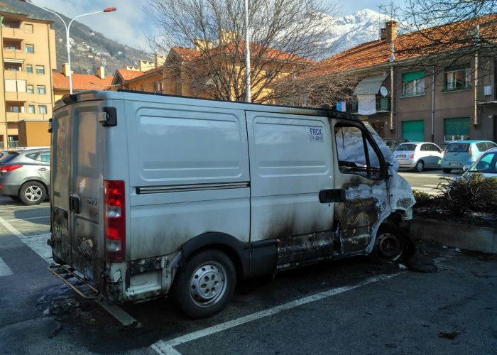 Il furgone Iveco bruciato al quartiere Cogne, ad Aosta