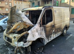 Il furgone Iveco bruciato al quartiere Cogne, ad Aosta