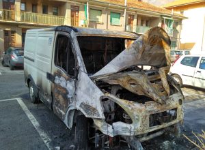Il furgone Iveco bruciato al quartiere Cogne, ad Aosta