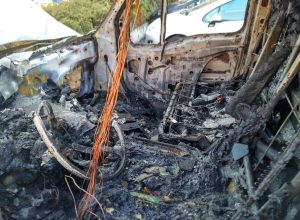 Il furgone Iveco bruciato al quartiere Cogne, ad Aosta