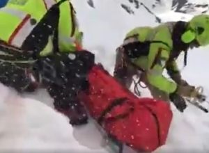 Il recupero dello scialpinista infortunato.