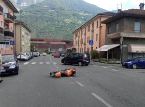 La moto a terra dopo lo scontro.